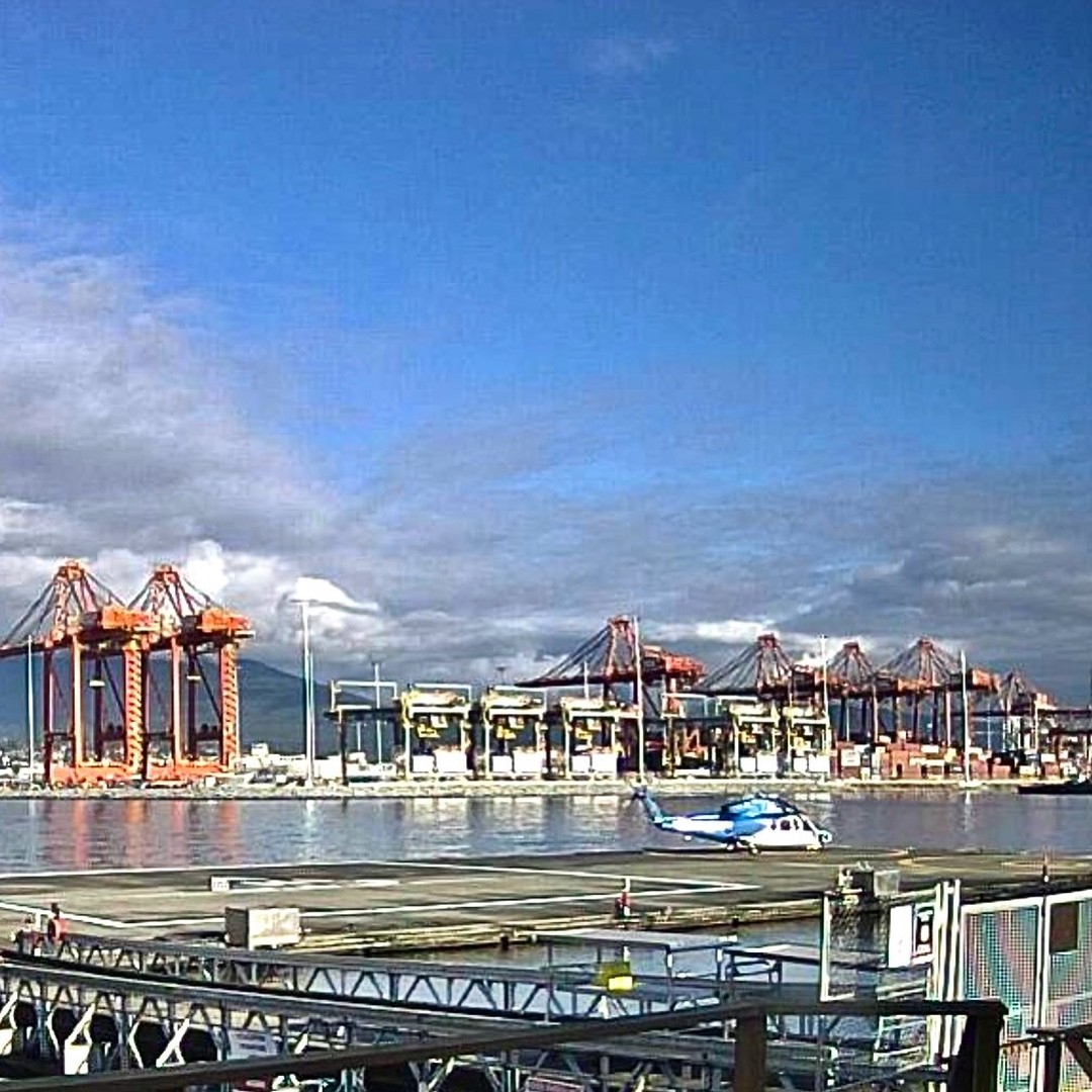 Blessed to see breaks of blue on the webcam today after the bleak skies accompanying the latest atmospheric river! 
.
#helijet #helicopter #Heli #vancouver #heliport #vancouverharbour #portofvancouver #coalharbour #burrardinlet #webcam